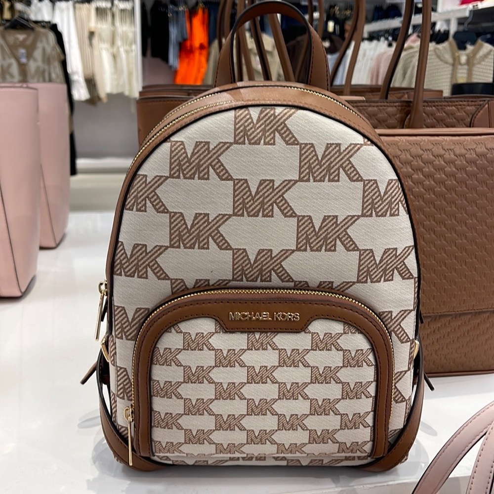 Michael Kors Jaycee Medium Logo Zip Pocket Backpack 

35S3G8TB2J
LUGGAGE - Picture 13 of 16